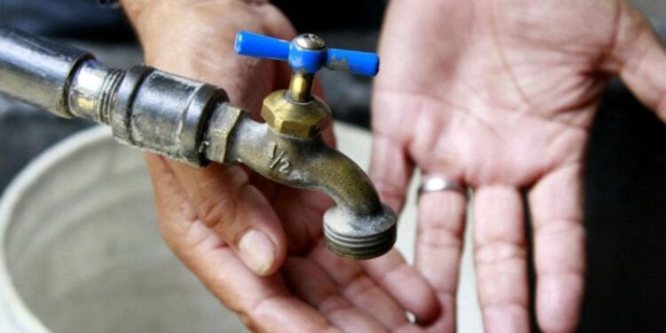 Vecinos del 30 de Mayo denuncian agua contaminada sin respuesta de la CAASD