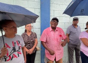 Vecinos del Salomé Ureña claman solución urgente por cloacas desbordadas