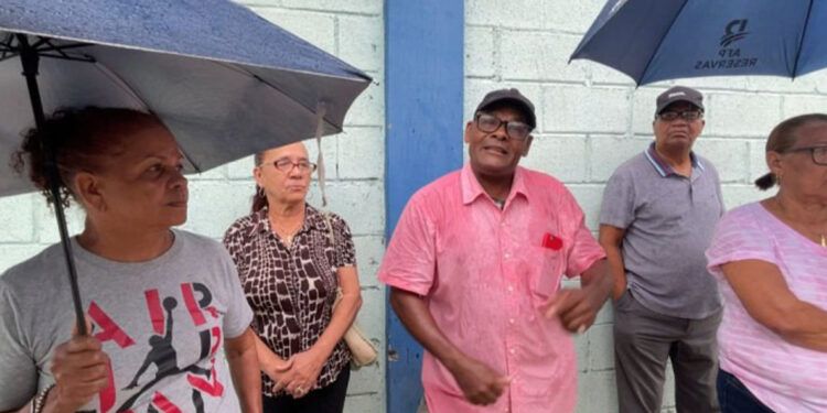 Vecinos del Salomé Ureña claman solución urgente por cloacas desbordadas