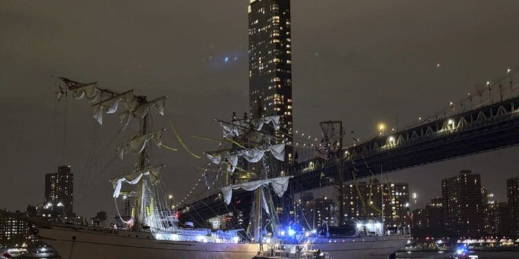 Velero Cuauhtémoc choca con puente de Brooklyn y deja heridos