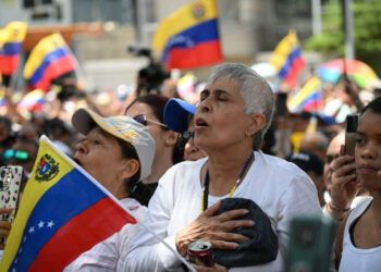 Venezolanos piden la salida de Maduro en protestas masivas