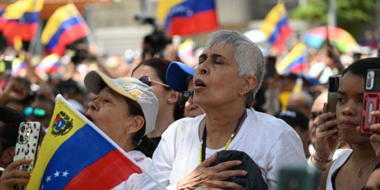 Venezolanos piden la salida de Maduro en protestas masivas