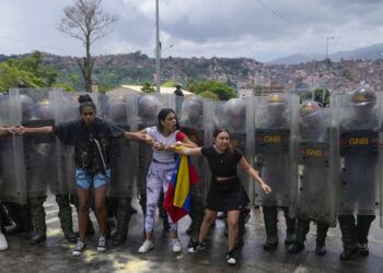 Venezolanos protestan en Caracas contra la reelección de Maduro