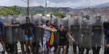 Venezolanos protestan en Caracas contra la reelección de Maduro