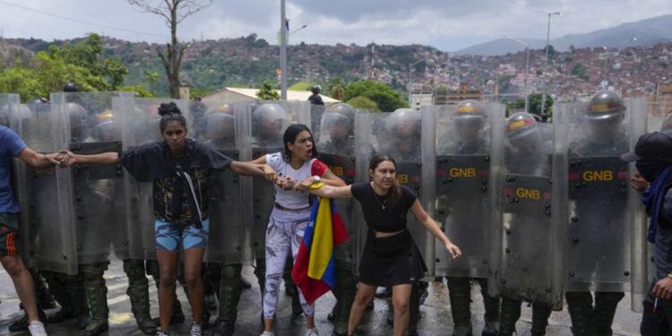 Venezolanos protestan en Caracas contra la reelección de Maduro