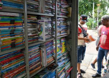 Venta de libros escolares lenta y quejas por altos precios