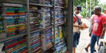 Venta de libros escolares lenta y quejas por altos precios