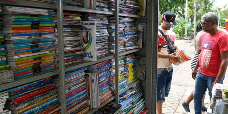 Venta de libros escolares lenta y quejas por altos precios
