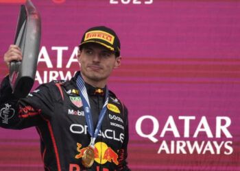 Verstappen gana en Azerbaiyán; Piastri choca y Sainz devuelve a Williams al podio