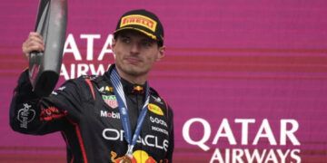 Verstappen gana en Azerbaiyán; Piastri choca y Sainz devuelve a Williams al podio