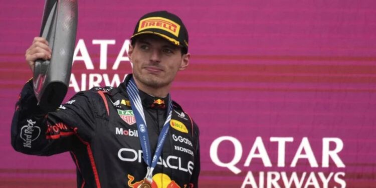 Verstappen gana en Azerbaiyán; Piastri choca y Sainz devuelve a Williams al podio