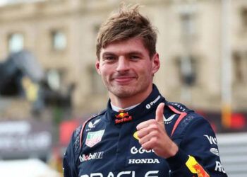 Verstappen logra la pole en Azerbaiyán tras caótica sesión con seis banderas rojas