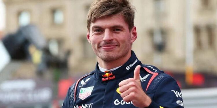 Verstappen logra la pole en Azerbaiyán tras caótica sesión con seis banderas rojas