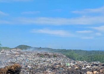 Vertedero junto al canal Marcos A. Cabral en Baní amenaza la salud y el ambiente