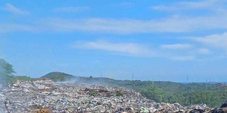 Vertedero junto al canal Marcos A. Cabral en Baní amenaza la salud y el ambiente