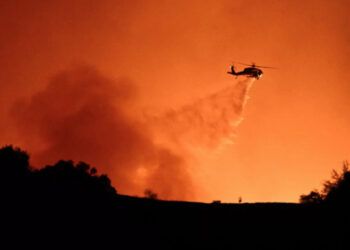 Vientos "fuertes y peligrosos" intensifican incendios en Los Ángeles