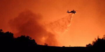 Vientos "fuertes y peligrosos" intensifican incendios en Los Ángeles