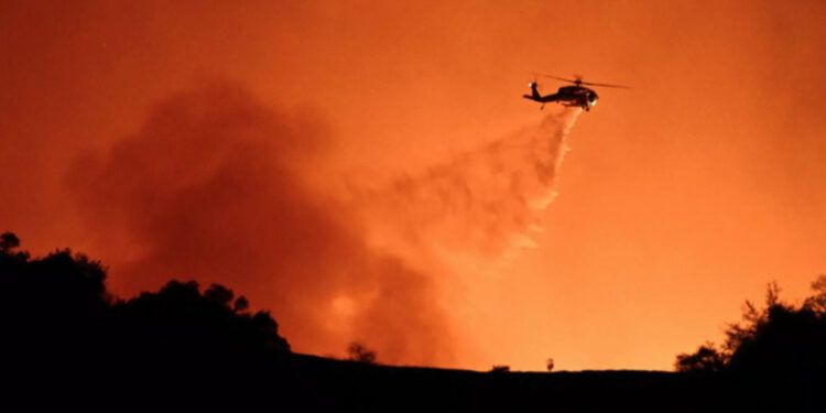 Vientos "fuertes y peligrosos" intensifican incendios en Los Ángeles