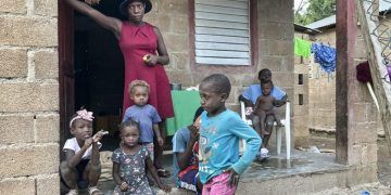 Violencia desplaza a "un niño por minuto" en Haití.