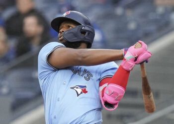 Vladimir Guerrero Jr. conecta su jonrón 26, pero los Rojos vencen a los Azulejos 6-3