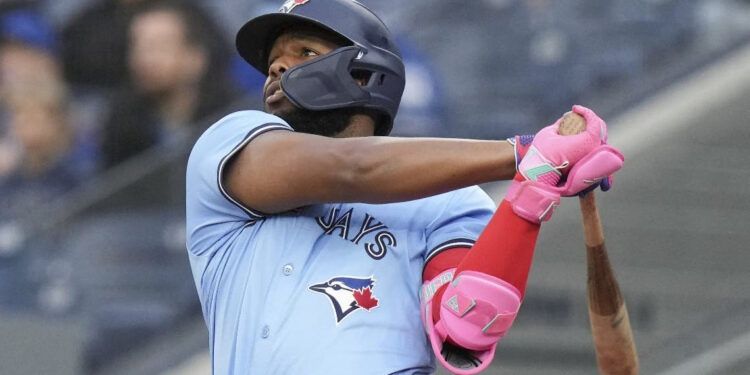 Vladimir Guerrero Jr. conecta su jonrón 26, pero los Rojos vencen a los Azulejos 6-3