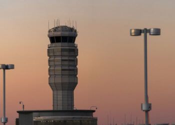 Vuelo de American Airlines aborta aterrizaje en Washington