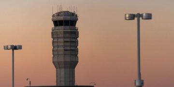 Vuelo de American Airlines aborta aterrizaje en Washington