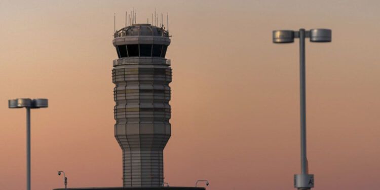 Vuelo de American Airlines aborta aterrizaje en Washington