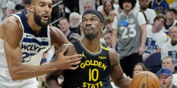 Warriors vencen a Wolves pese a lesión de Curry