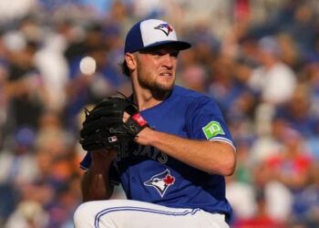 Yesavage y Kirk brillan en triunfo de Azulejos sobre Rays