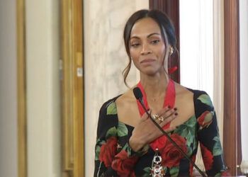 Zoe Saldaña recibe condecoración en el Palacio Nacional