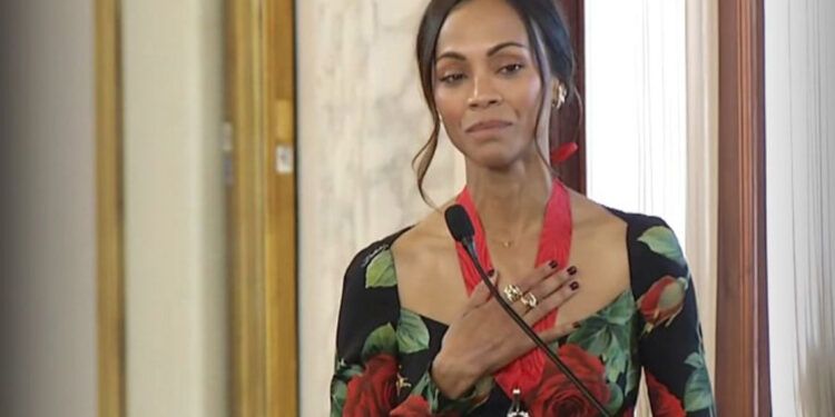 Zoe Saldaña recibe condecoración en el Palacio Nacional